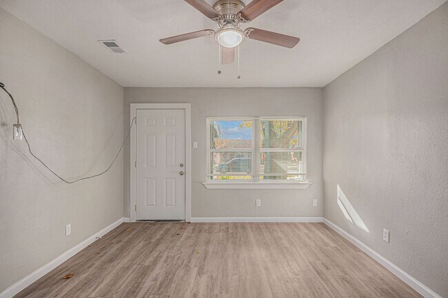 Building Photo - This charming 3-bedroom, 1-bath residence offers 1,000 square feet of comfortable living space, p...