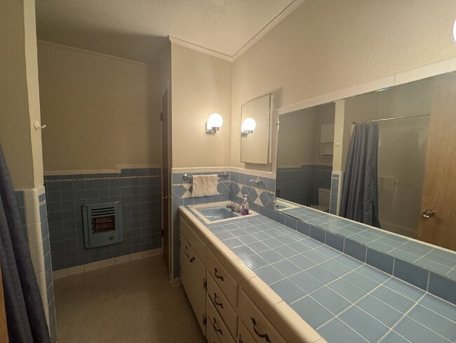 Building Photo - 3 bedroom 2 bath over 2000 sq ft, one bloc...