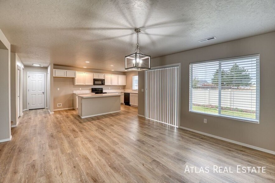 Building Photo - 20363 Stockbridge Way