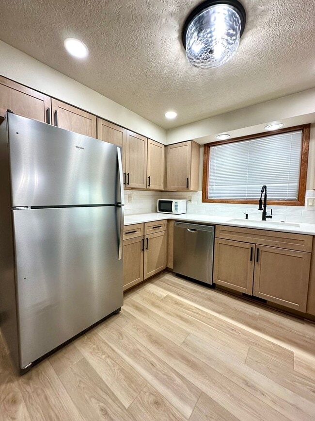Building Photo - Remodeled 3 Bed Home in Deschutes River Woods with A/C & Large Fenced Yard