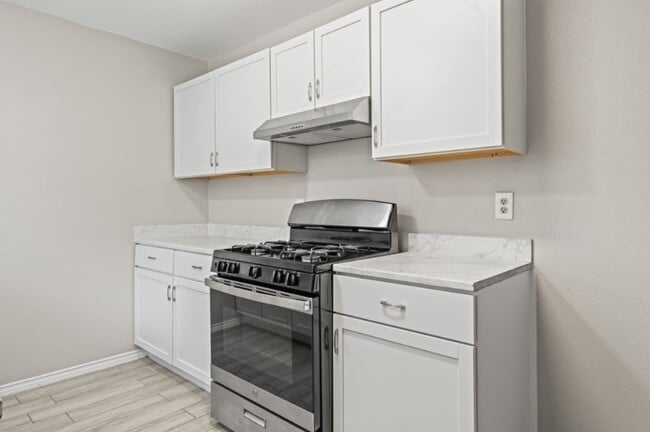 Building Photo - 6811 Feather Creek Dr