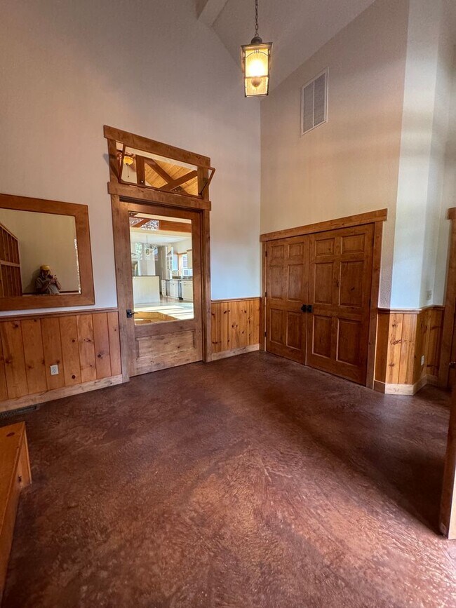 Building Photo - Luxury Mountain Retreat: 4-Bedroom Home wi...