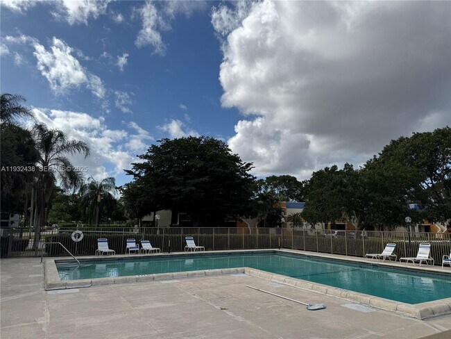 Building Photo - 185 Lakeview Dr