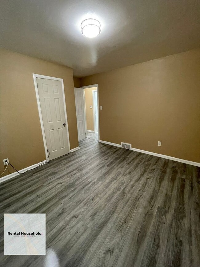 Building Photo - Charming & Beautifully Maintained 2-Bedroom Ranch Available Now!