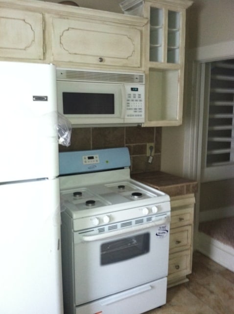 Building Photo - Cozy 2+ Bedroom Home in South Omaha! Pet F...