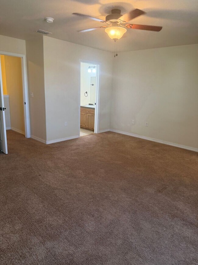 Building Photo - 1221 E 14th St