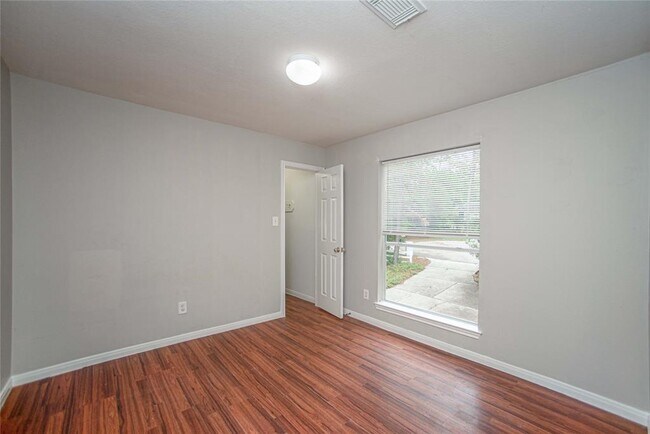 Building Photo - 1 Lake Forest Ct