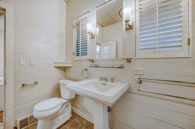 Building Photo - Montlake/Madison Park Area | Remodeled 3 Bed + Bonus Spaces | Arboretum Access