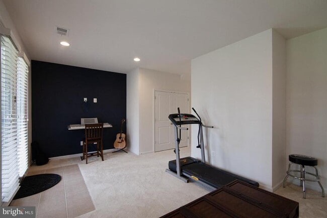 Building Photo - 136 Solara Dr
