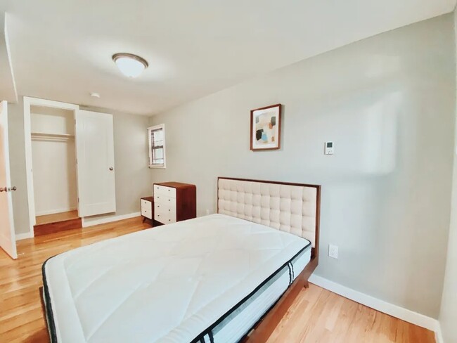 Building Photo - Furnished room/NOT APARTMENT