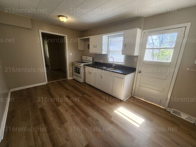 Building Photo - $1,195 - 3 bedroom/ 1 bathroom - Single Family Home