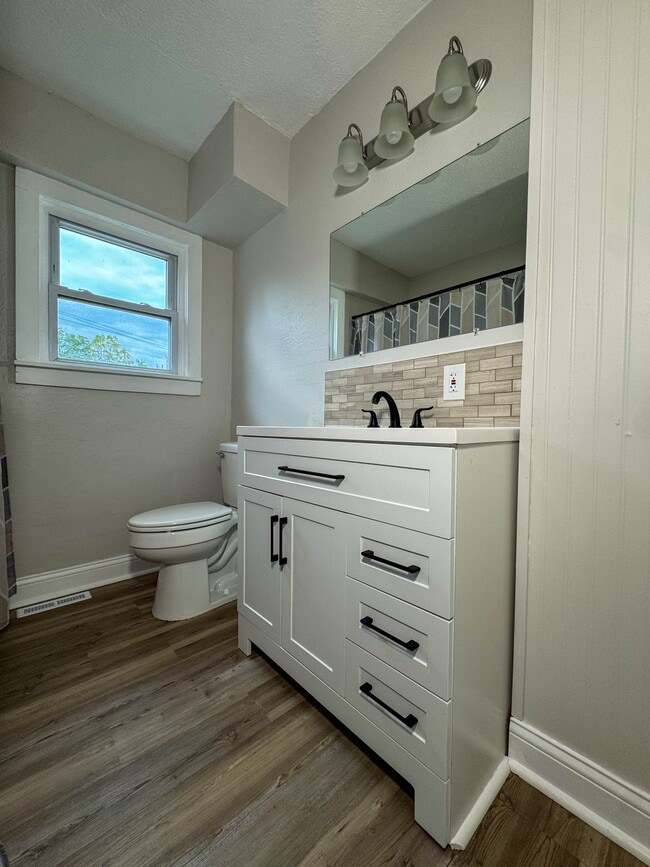 Building Photo - 2957 Greenfield Ave