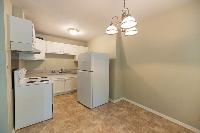 Building Photo - 3812 Country Club Rd