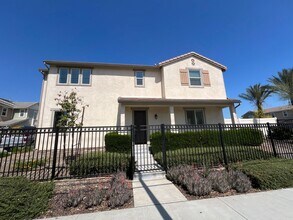 Building Photo - 3 bed, 2 1/2 bath home in Los Agaves Community!