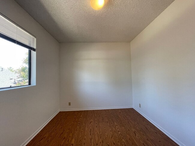 Building Photo - Upstairs 2 Bedroom 1 Bath Apartment in Ata...
