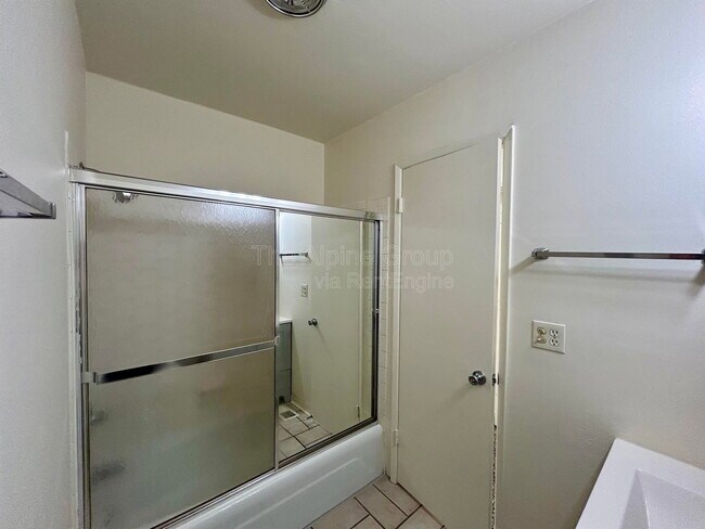 Building Photo - 6041 SW Valley Ave