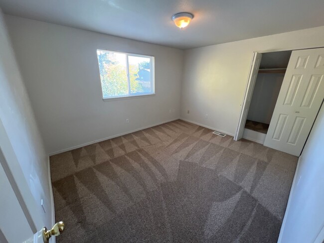 Building Photo - NE 2.5 Bath 2-Story, Den/Office, Gas Heat/...