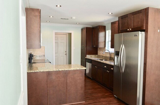 Building Photo - 816 Stoneview Dr