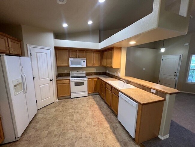 Building Photo - Beautiful 3 bed 2 bath home in the Woodsid...