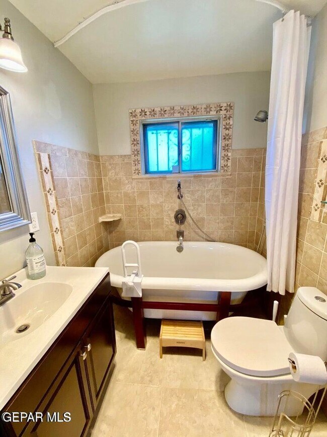 Building Photo - 3213 El Morro Rd