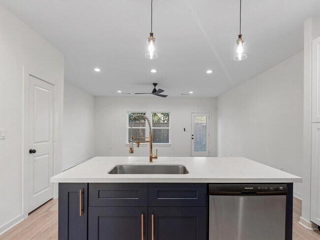 Building Photo - 5704 Elysian St