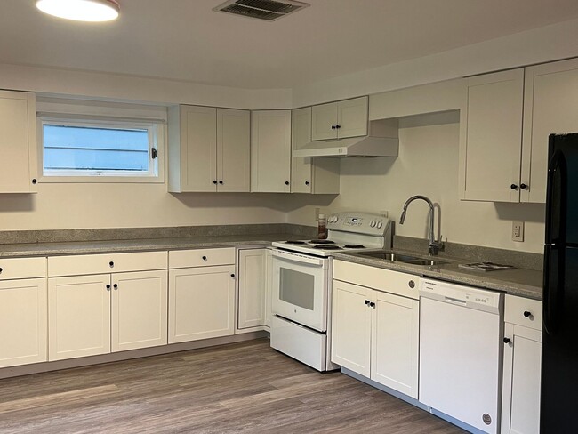 Building Photo - Spacious 4 BEDROOM 2 FULL BATHS PLENTY OF ...