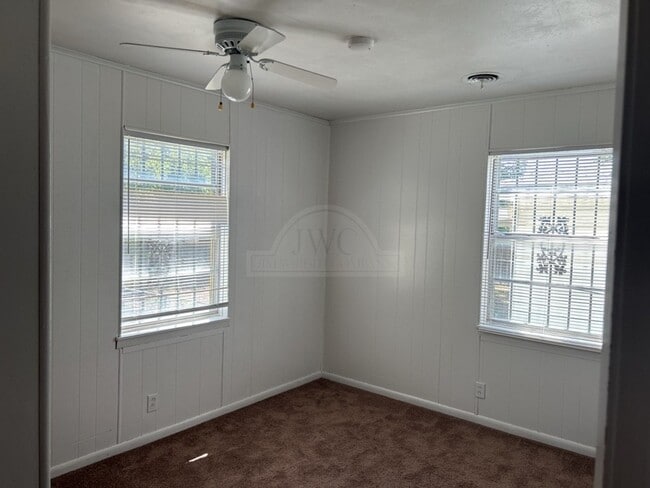 Building Photo - 906 Jefferis Ave