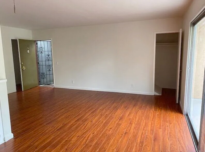 Building Photo - 3834 Mentone Ave