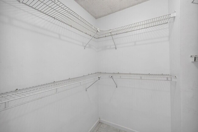 Building Photo - 660 Tennis Club Dr