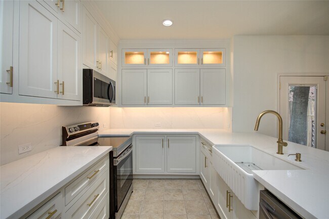 Building Photo - 6 Town Oaks Pl