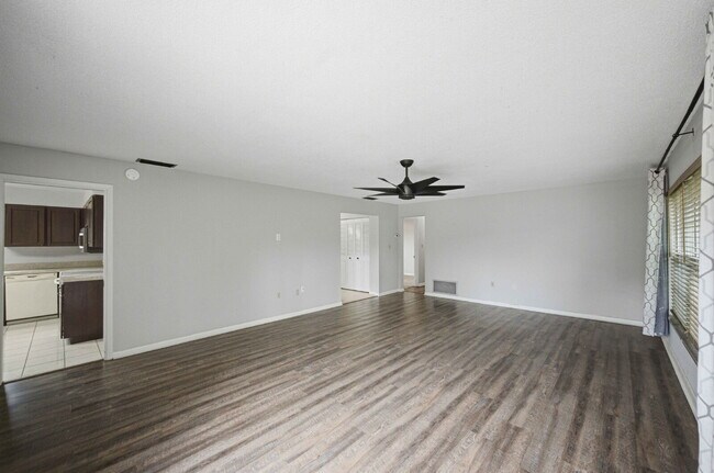 Building Photo - Spacious 3-Bedroom Rental on .39 Acres in Desirable SE Ocala!