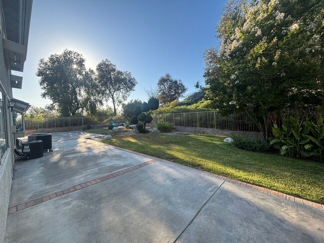 Building Photo - Spacious 4-Bedroom Home in Valencia's Nort...