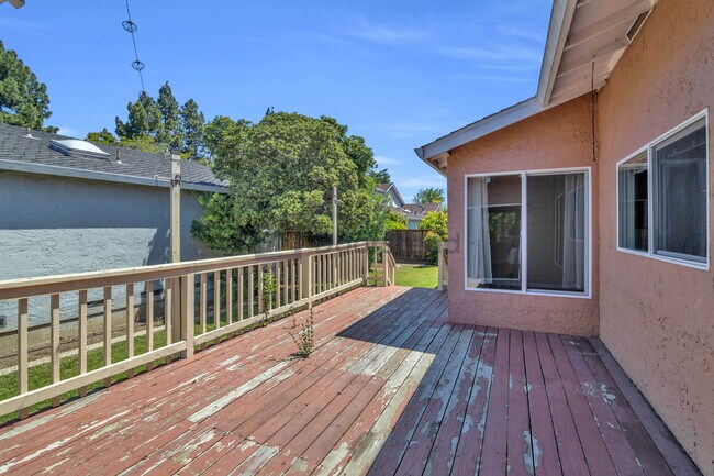 Building Photo - 1492 Via Cancion