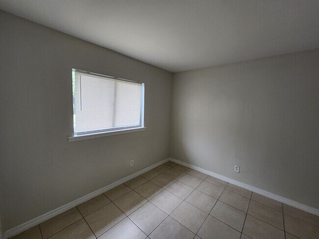 Building Photo - 5013-5015 Locke Ln