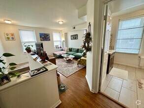 Building Photo - SPACIOUS bi-level apartment with fenced yard