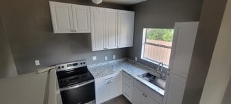 Building Photo - 2713 Lenway St