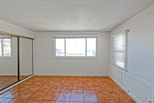 Building Photo - 3809 Crest Dr