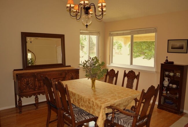 Building Photo - Elegant 4 BD/2.5 BA Home