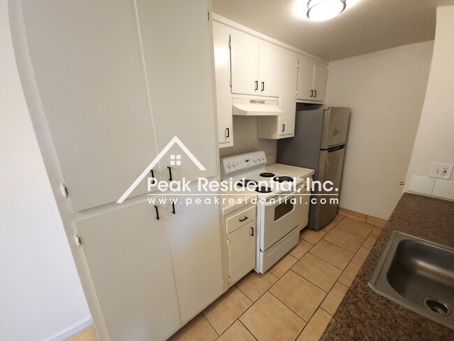 Building Photo - Spacious 2bd/1ba Sacramento Fourplex