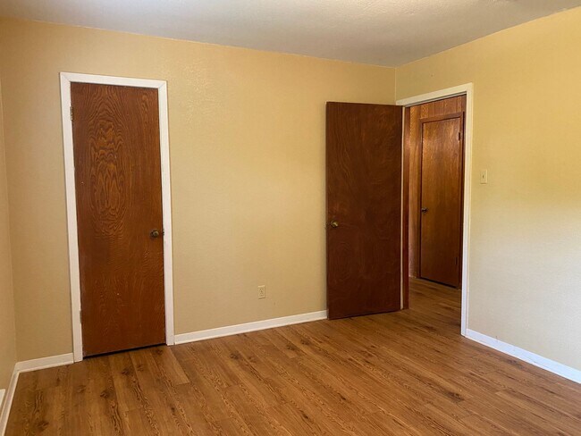 Building Photo - 308 E 19th Ave