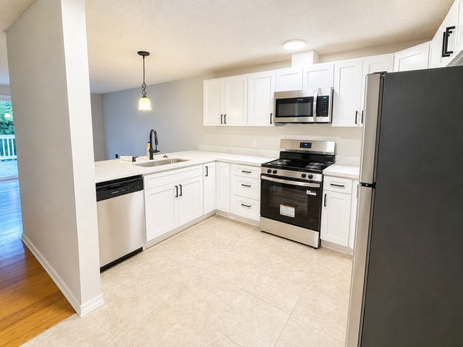 Building Photo - Beautiful 2 Bedroom 1 3/4 Bath Duplex in Gig Harbor!
