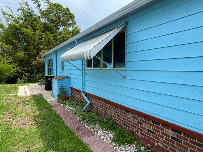 Building Photo - 2315 Coconut Palm Dr
