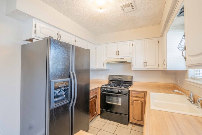 Building Photo - 3 BED 1 BATH! Schedule a tour today!