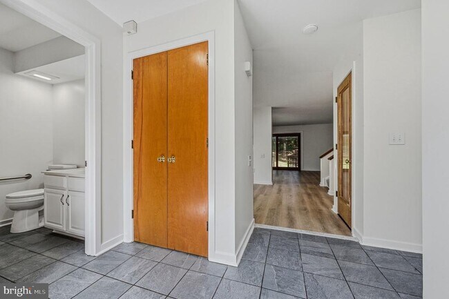 Building Photo - 207 Steeplechase Cir