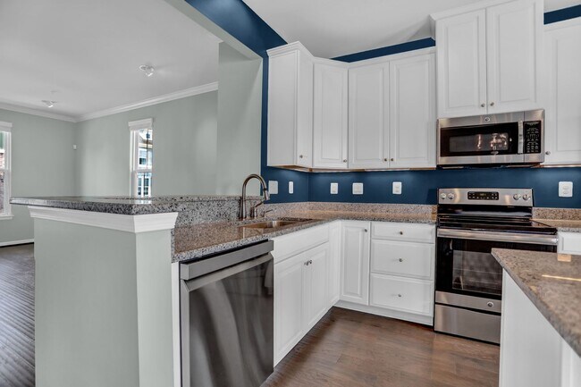 Building Photo - Stunning Townhome with Water Views!