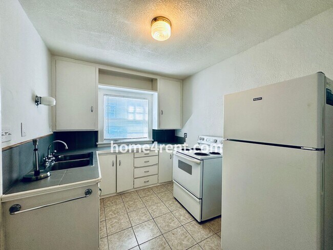 Building Photo - First Level Condo, Just Off the Plaza with Hardwood Floors and Lawn Care Provided!