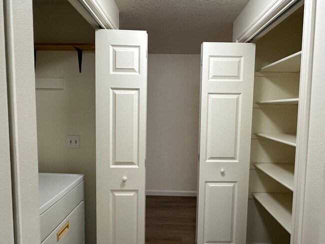 Building Photo - Large 3 Bed, 2 Bath Home!