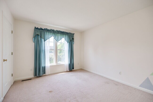 Building Photo - 2233 Oakbrook Blvd