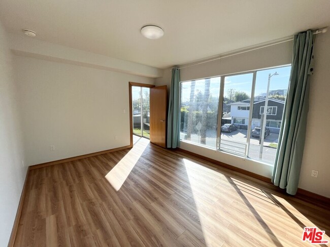 Building Photo - 503 N San Vicente Blvd