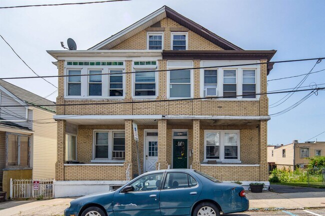 Building Photo - 6415 Bergenwood Ave